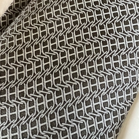 Classic Hermes Silk Twill Necktie in rare Taupe/Cream Like new, in original box. - Picture 4 of 4